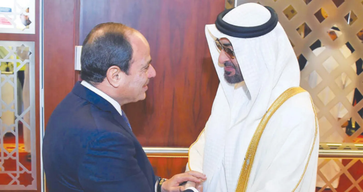 الشيخ محمد بن زايد مستقبلا الرئيس السيسي في أبوظبي أمس (أ ف ب)