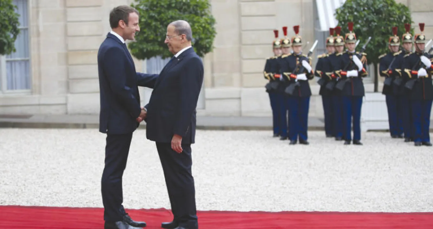 ماكرون مرحباً بعون في قصر الإليزيه أمس (أ.ب)