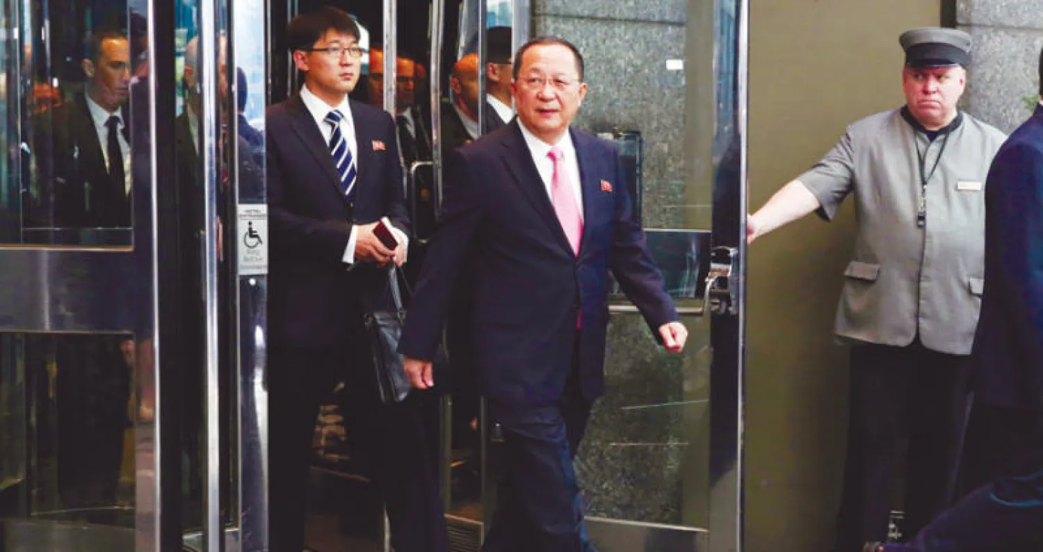 وزير الخارجية الكوري الشمالي ري يونغ - هو يخاطب صحافيين خارج فندقه بنيويورك أمس (أ.ب)