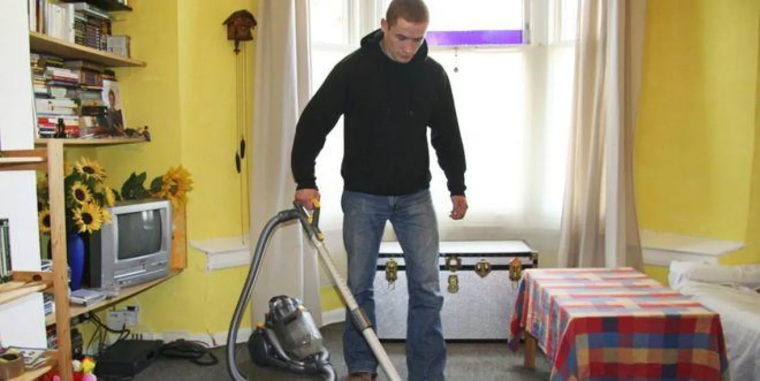 القيام بالأعمال المنزلية لمدة نصف ساعة يومياً أو 150 دقيقة في الأسبوع يقلل من خطر الموت (بي بي سي)