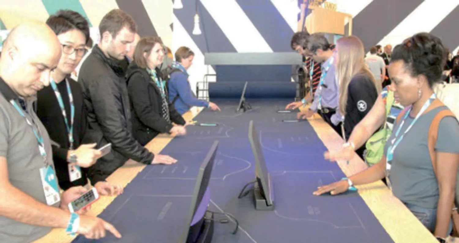 فريق من مهندسي «غوغل» أثناء عرض أول الأقمشة الإلكترونية المحاكة قبل عامين