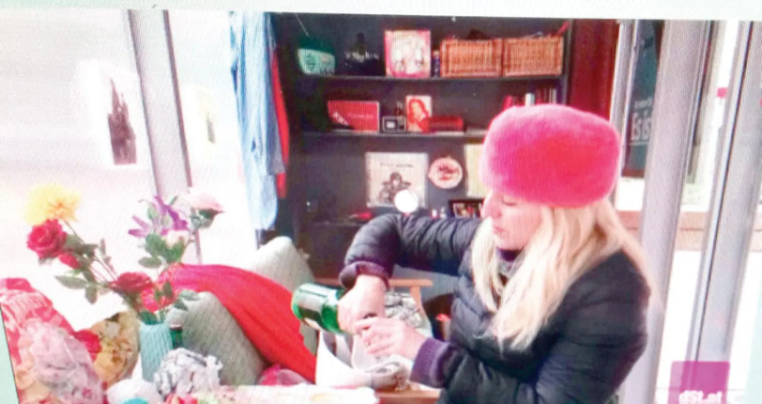 الفنانة باربرا تعيش في موقف حافلات