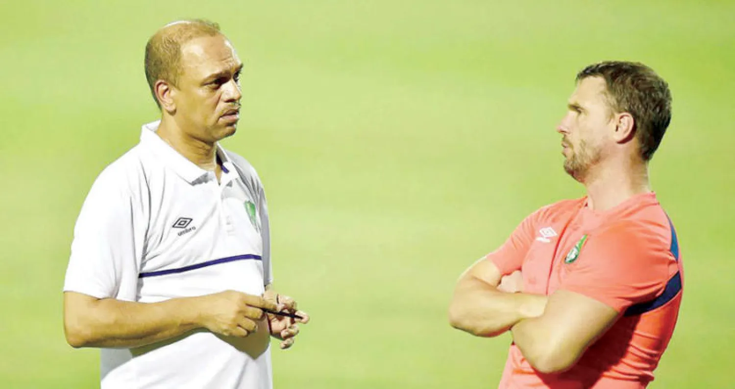 ريبوروف خلال حديثه مع باسم أبو داود (المركز الإعلامي بالنادي الأهلي)