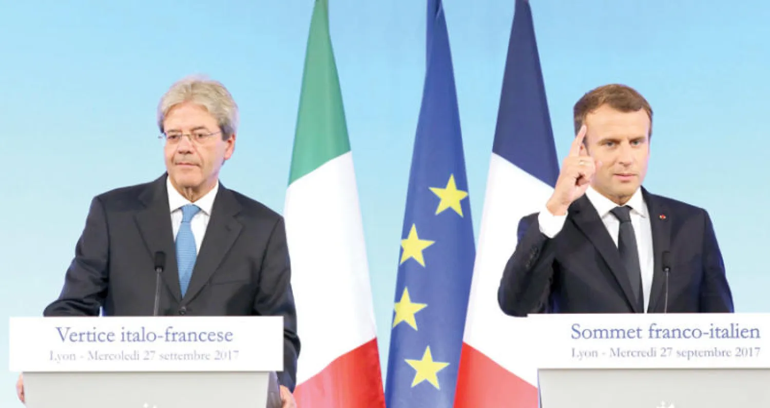 الرئيس الفرنسي إيمانويل ماكرون لدى عقده مؤتمراً صحافياً مشتركاً مع رئيس الوزراء الإيطالي باولو جانتيلوني في ليون أمس (أ.ف.ب)