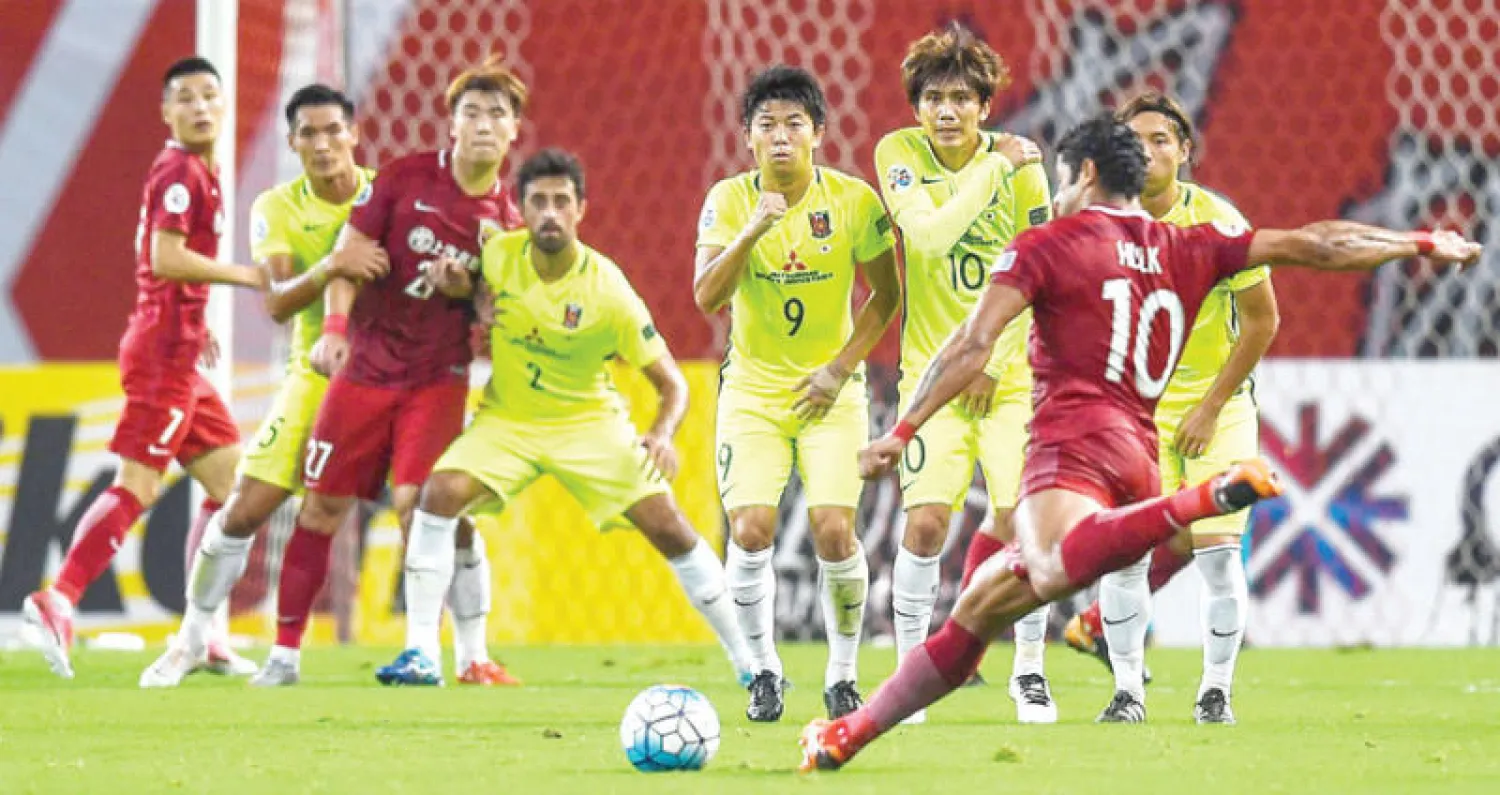 جانب من مباراة شنغهاي وأوراوا أمس (أ.ف.ب)