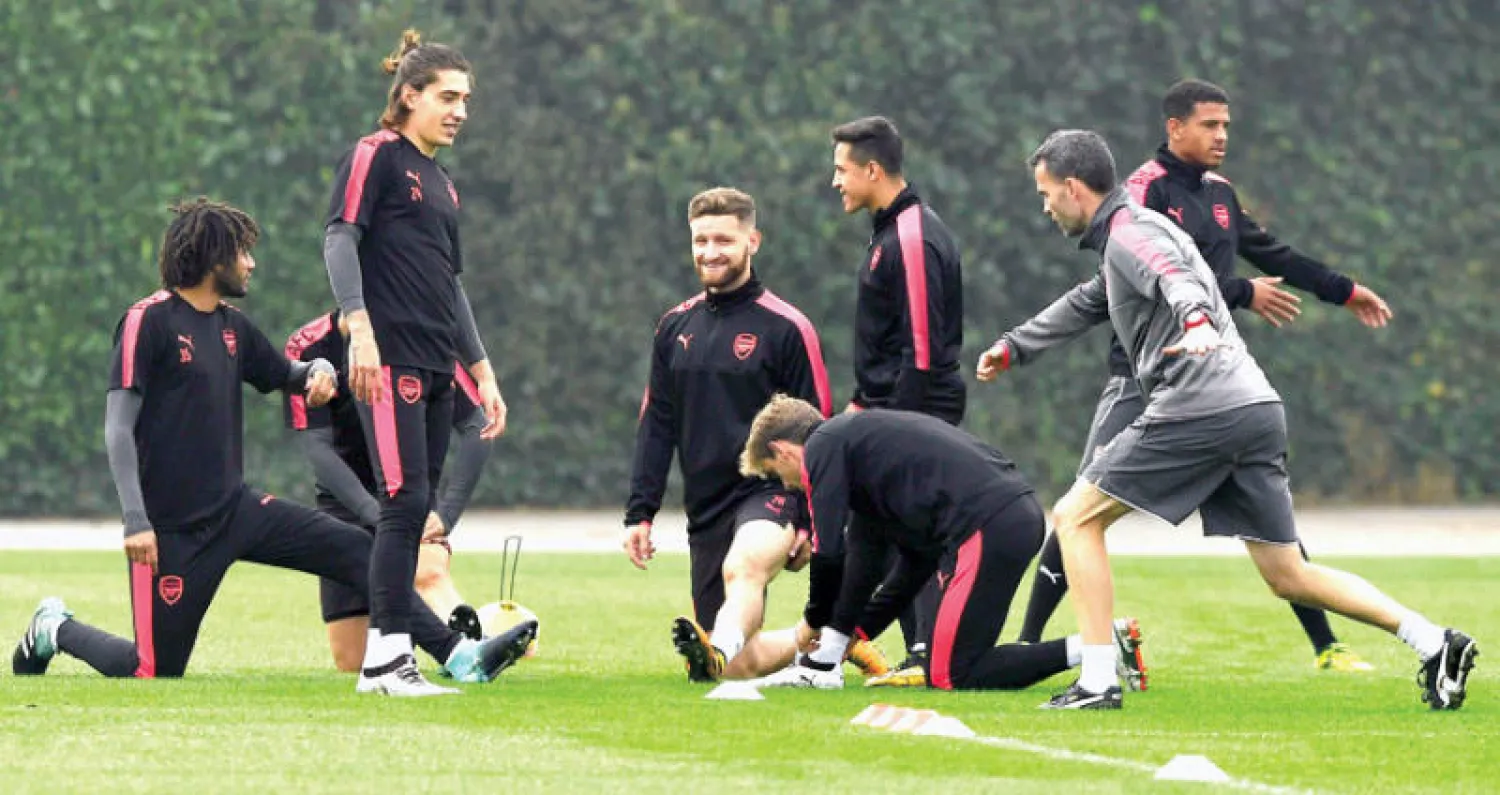 لاعبو آرسنال في التدريبات أمس قبل مواجهة باتي بوريسوف (رويترز)