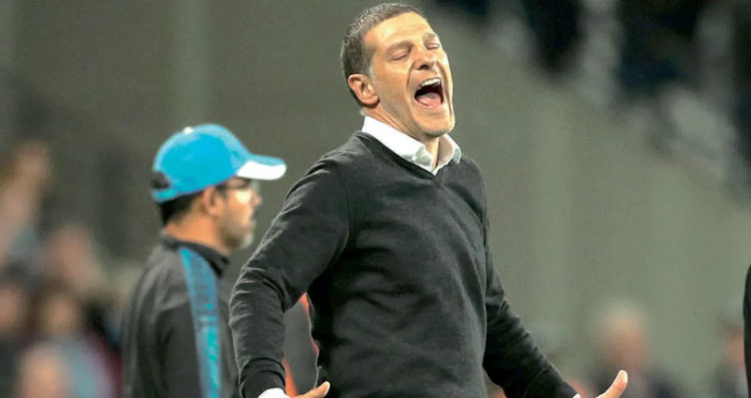 بيليتش يصرخ غضباً من أداء لاعبي وستهام (رويترز)