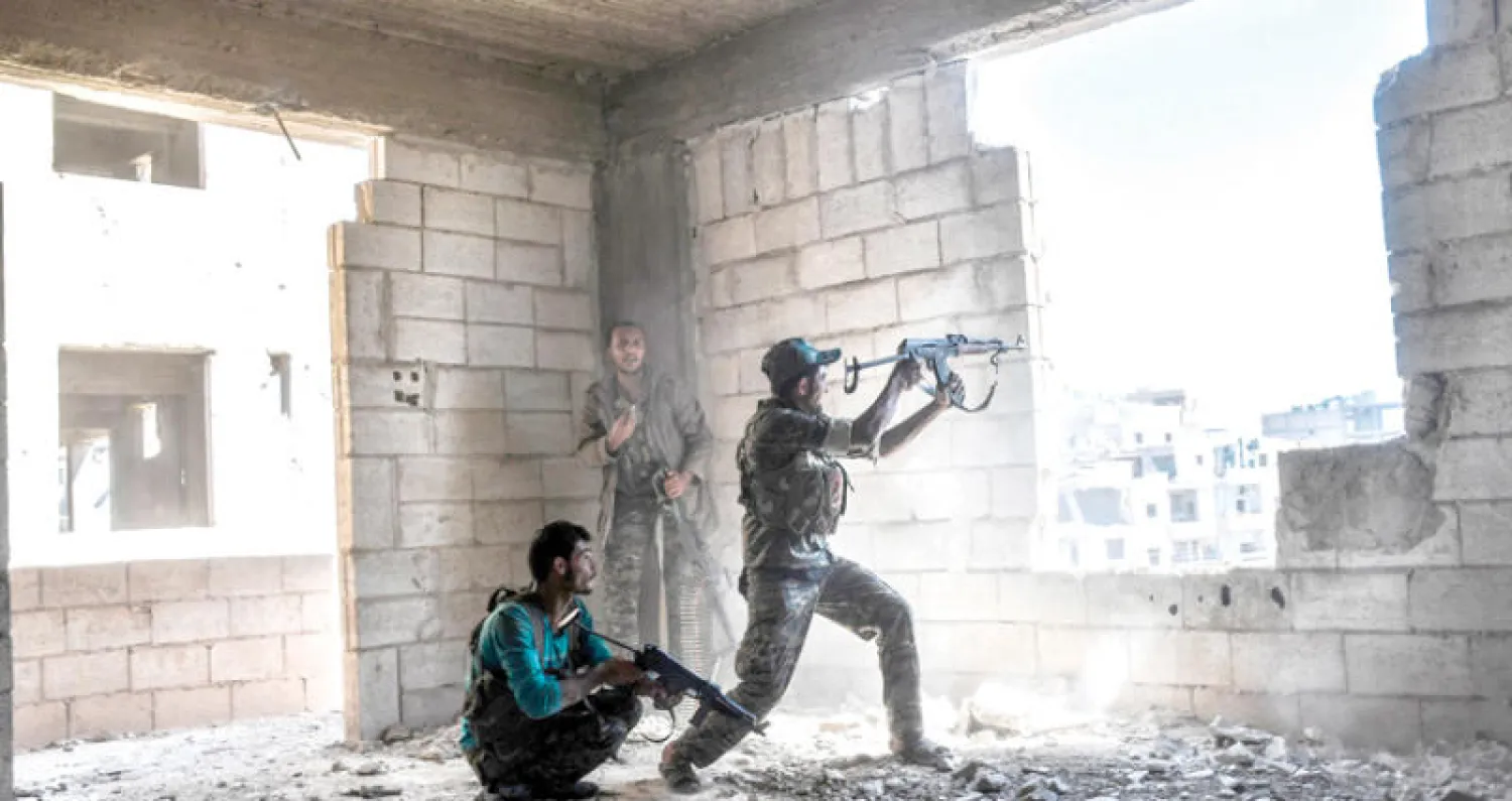 مقاتلون من «قوات سوريا الديمقراطية» خلال معارك الرقة امس (أ ف ب)