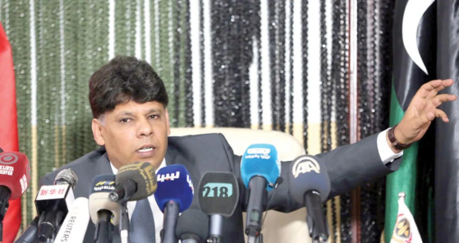 رئيس مكتب التحقيقات بمكتب النائب العام الليبي خلال عرض نتائج التحقيقات (أ.ف.ب)