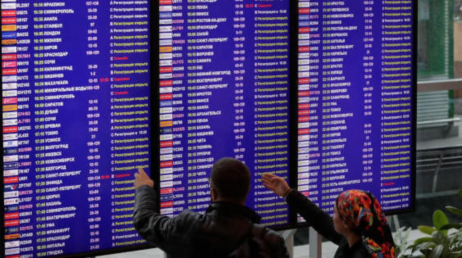 مسافرون في مطار دوموديدوفو قرب العاصمة الروسية موسكو (رويترز)