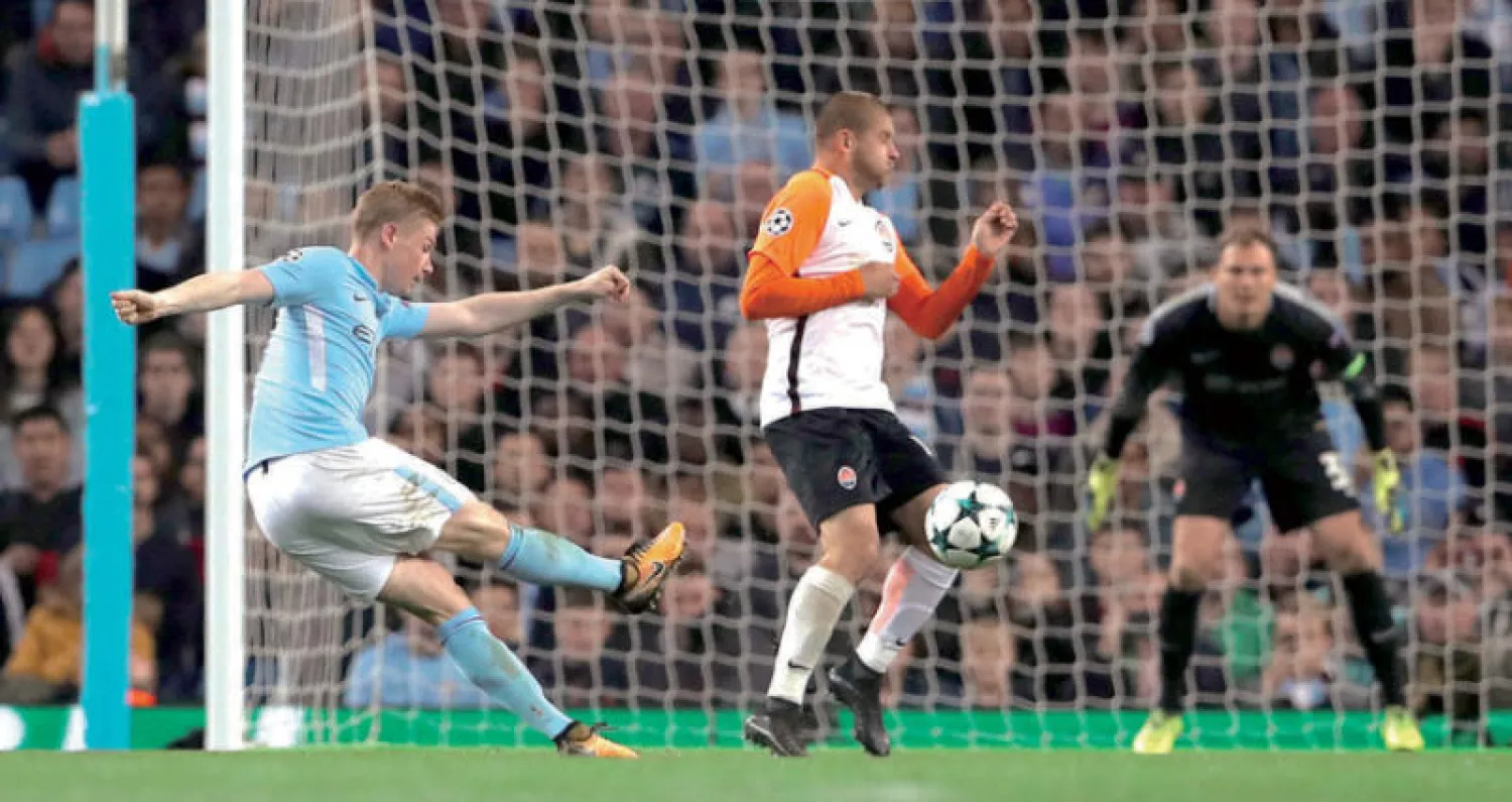 الهدف الرائع الذي سجله دي بروين في مرمى شاختار في دوري الأبطال (رويترز)