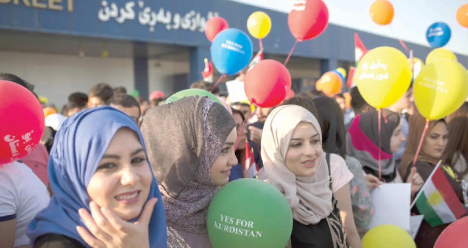 كرديات خلال احتجاج على قرار الحظر الجوي أمام مطار أربيل أمس (أ.ب)