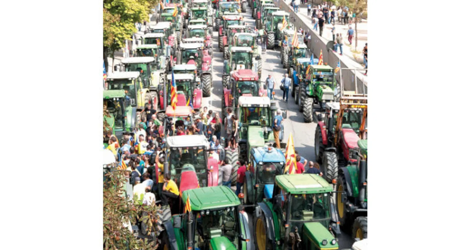 مؤيدون لاستفتاء كاتالونيا في مدينة جيرونا أمس (إ.ب.أ)