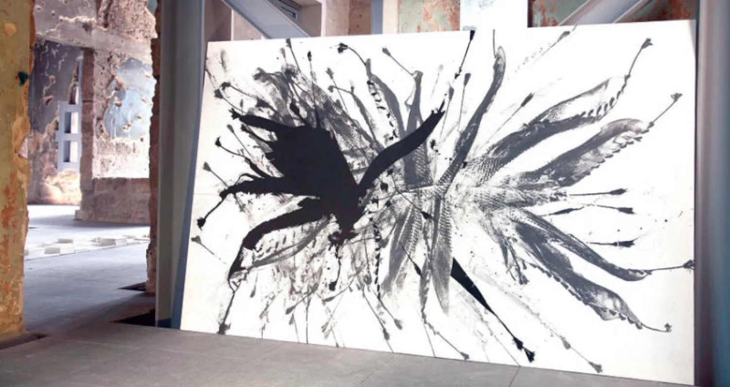 من لوحات زينة الخليل المشاركة في المعرض وقد رسمتها بالرماد ومادة الكربون