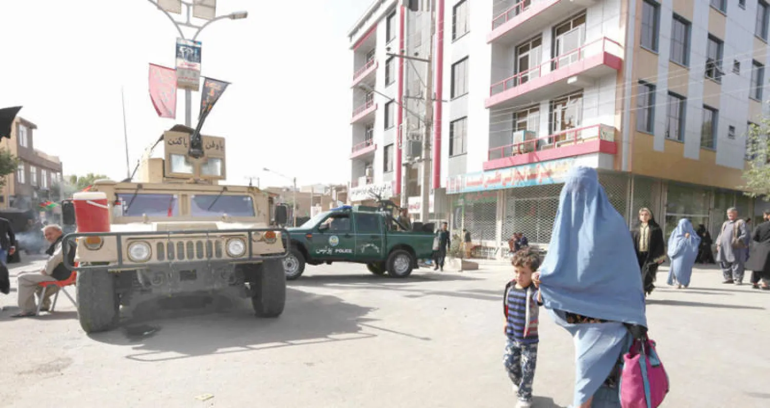 إجراءات أمنية ونقاط مراقبة وتفتيش وسط مدينة هراة خوفاً من هجمات الإرهابيين قبل احتفالات عاشوراء اليوم «إ.ب.أ»