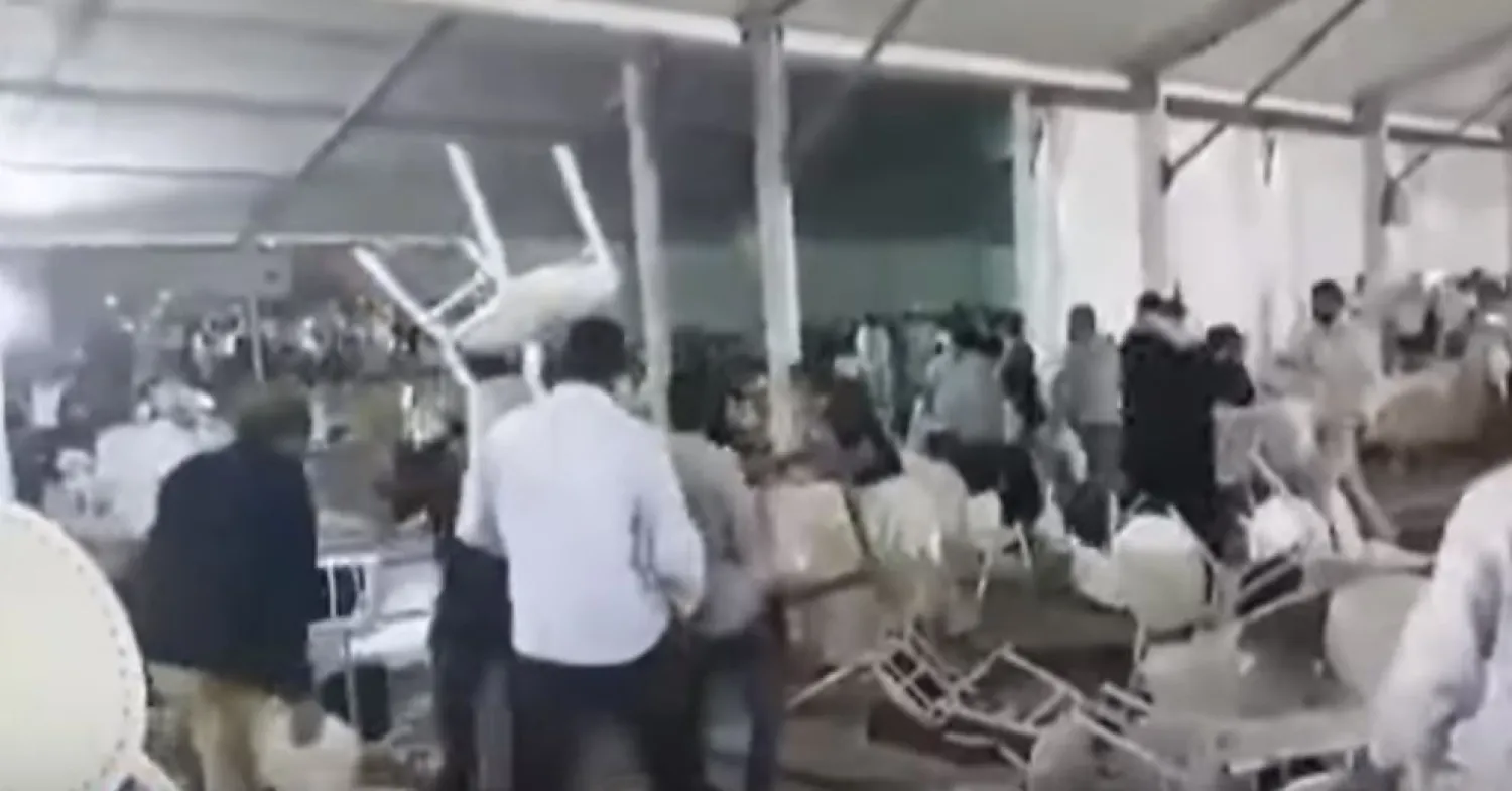 لقطة للتراشق الذي وقع خلال العشاء (الشرق الأوسط) 