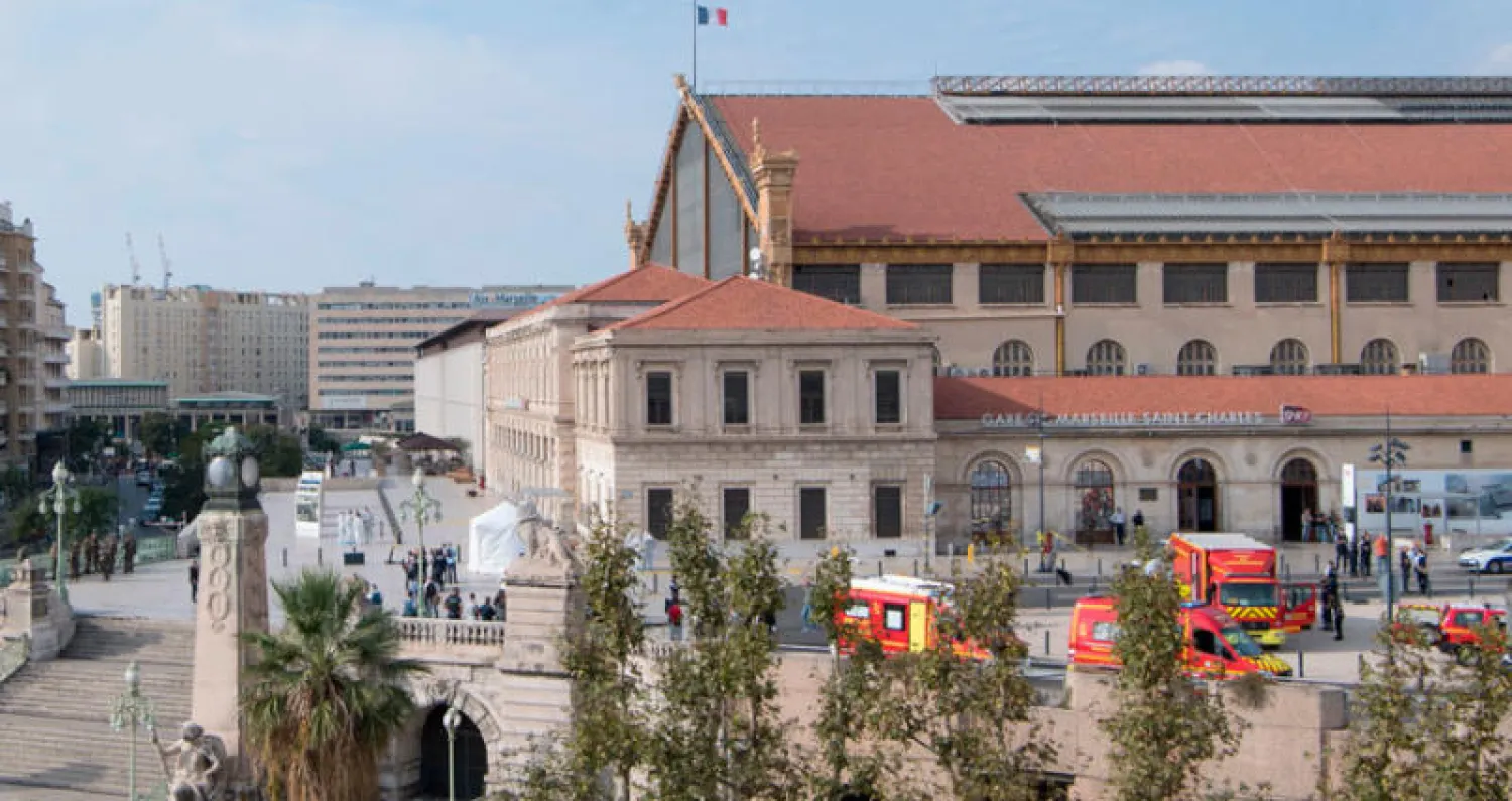 قوات الأمن الفرنسية تطوق مكان الحادث (أ.ف.ب)