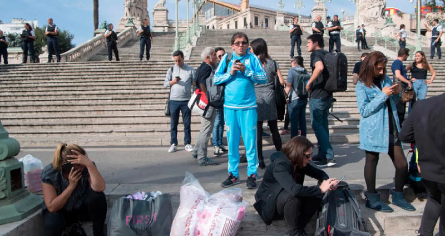 قوات الأمن الفرنسية تطوق مكان الحادث (أ.ف.ب)