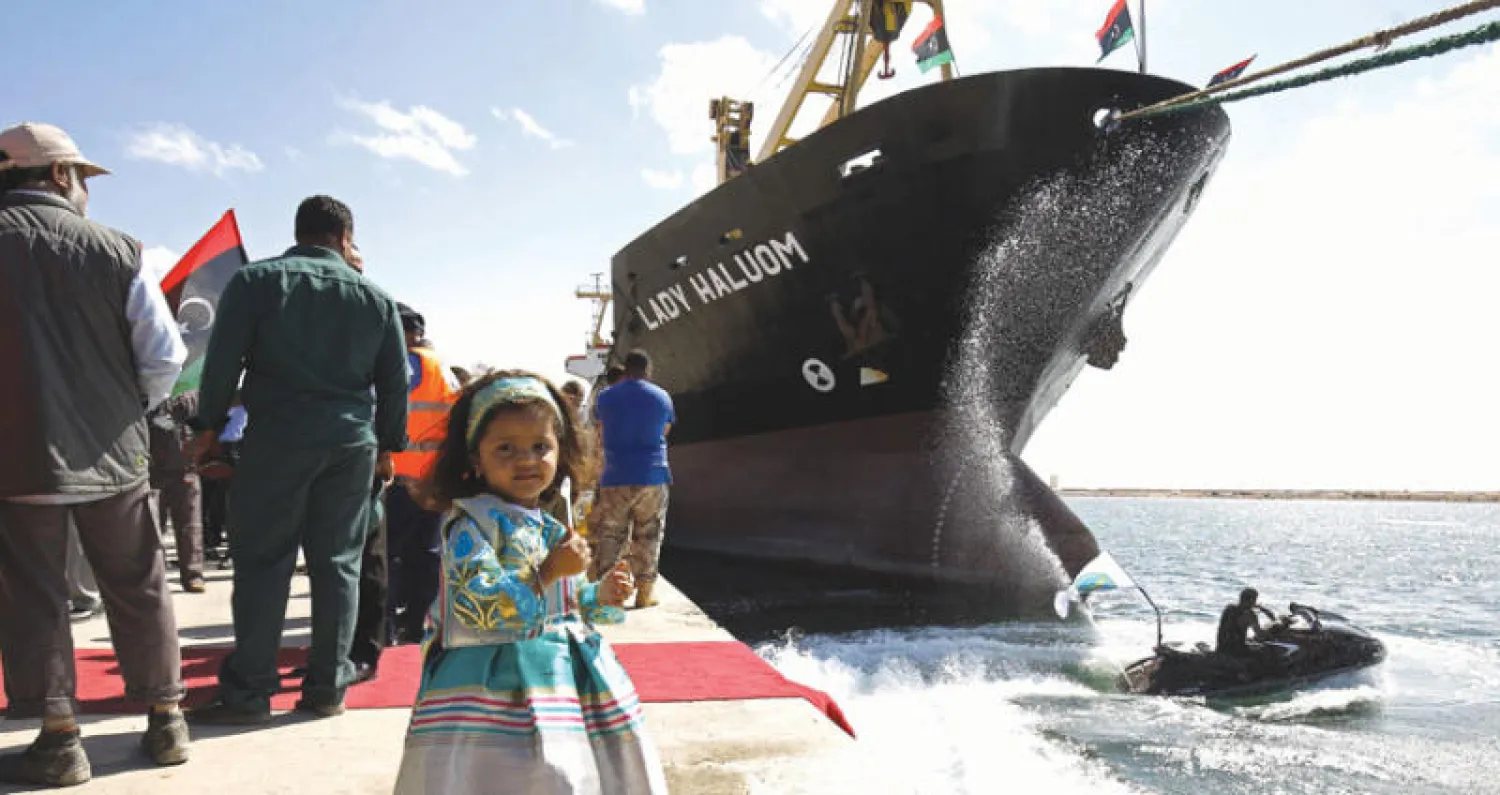 طفلة ليبية تستعد لالتقاط صورة لها في مدينة بنغازي أمس (أ.ف.ب)