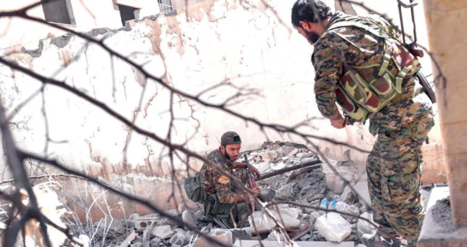 مقاتلان من «قوات سوريا الديمقراطية» في الرقة (أ.ف.ب)