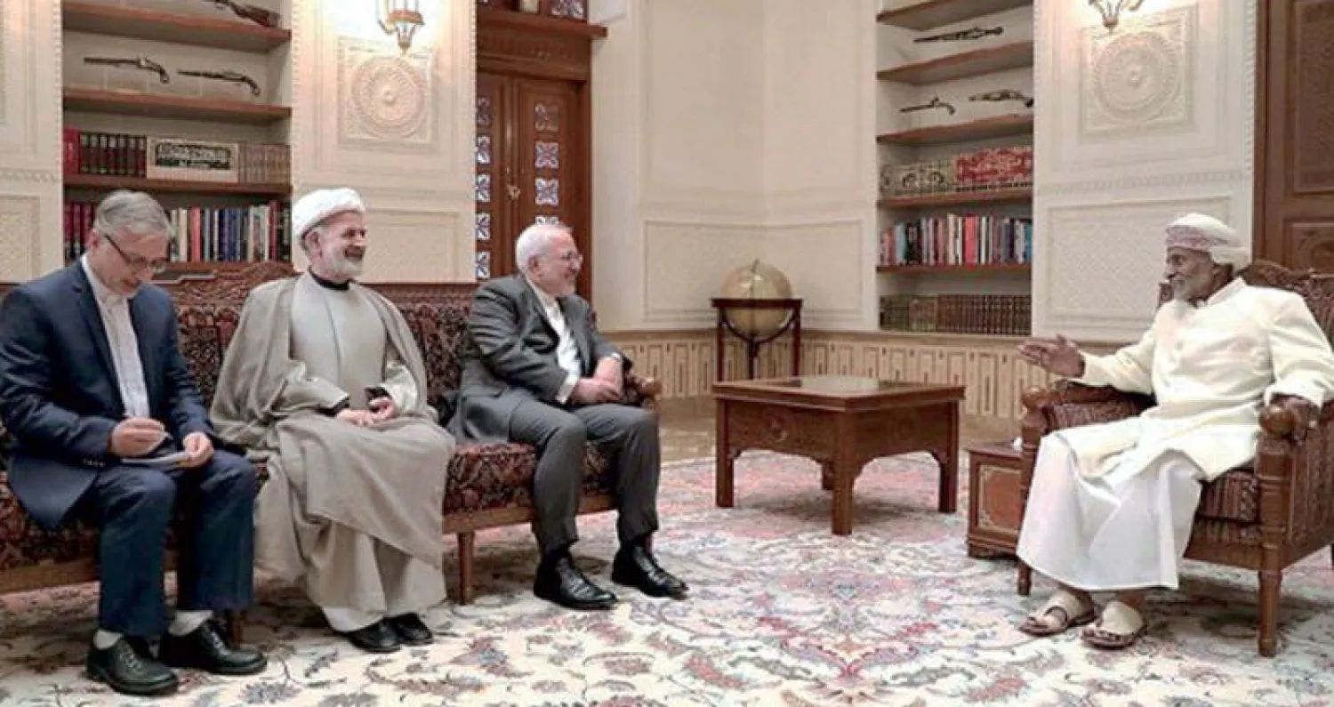 سلطان عمان قابوس بن سعيد يستقبل وزير الخارجية الإيراني محمد جواد ظريف والسفير محمد رضا نوري في مسقط أمس (تلغرام الخارجية الإيرانية)