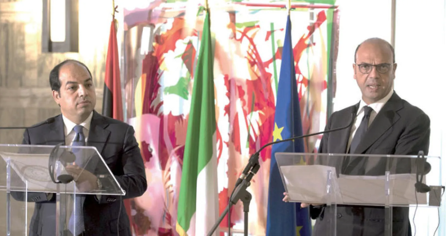 وزير الخارجية الإيطالي أنجيلينو ألفانو والنائب في المجلس الرئاسي لحكومة الوفاق الليبية أحمد معيتيق خلال مؤتمر صحافي في روما أمس (أ.ب)