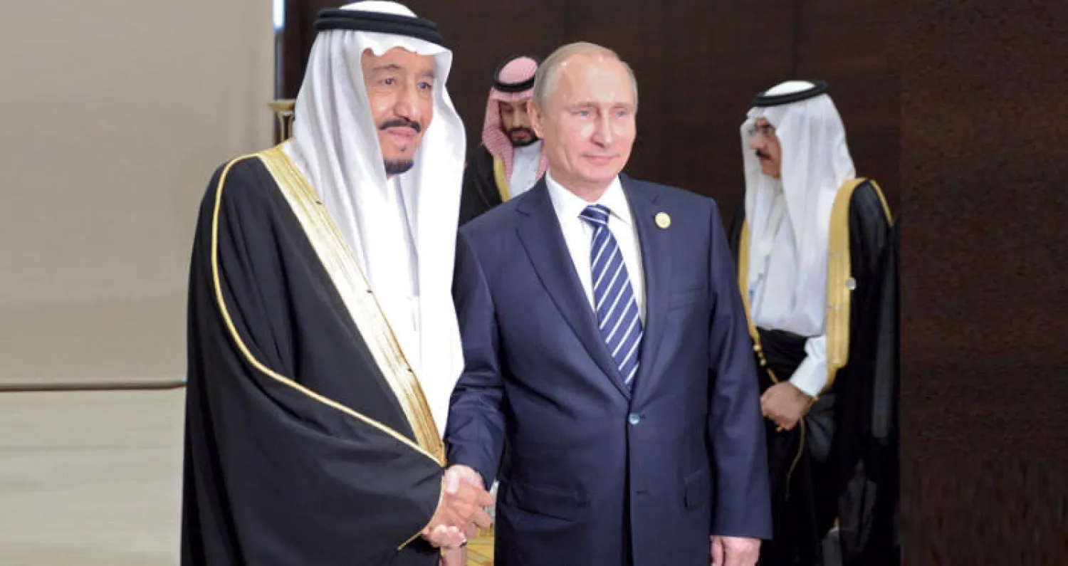 صورة تعود الى عام 2015 للملك سلمان بن عبد العزيز يصافح  الرئيس فلاديمير بوتين على هامش قمة العشرين في أنطاليا (ا. ف. ب)