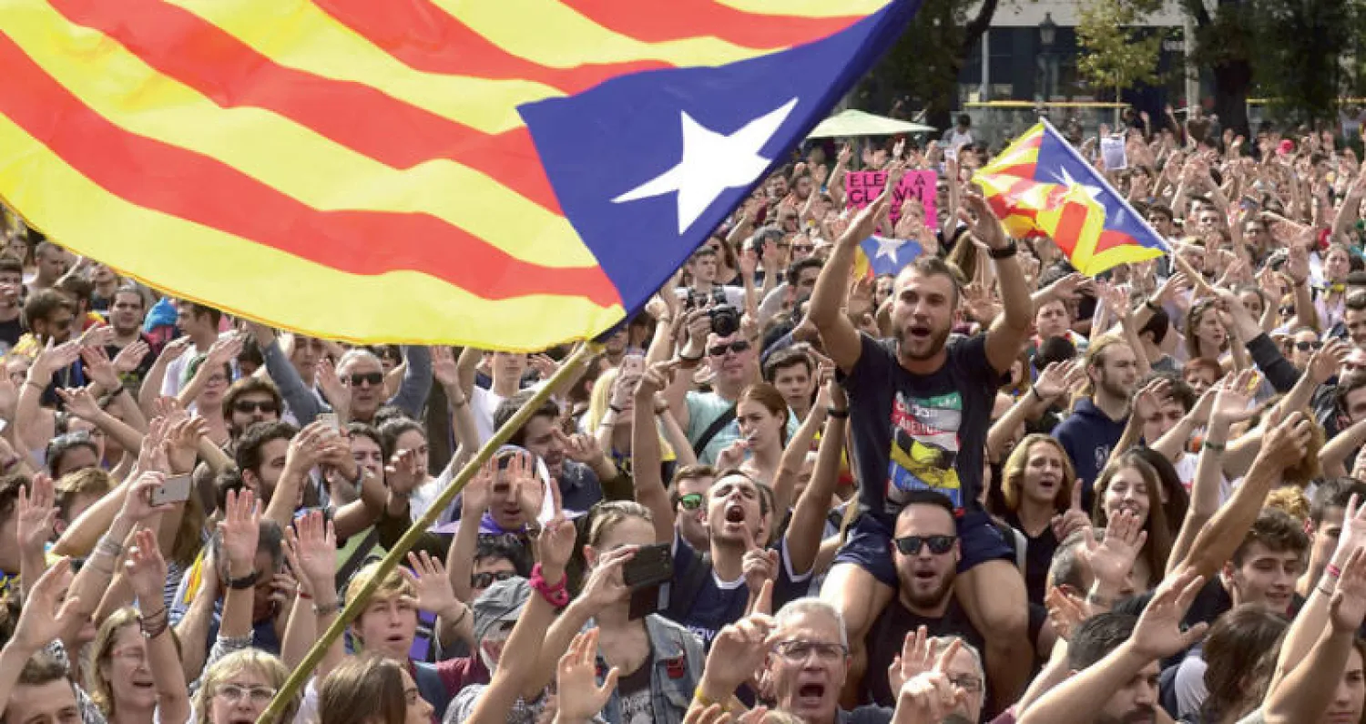 جانب من مظاهرة داعمة للاستقلال في برشلونة أمس (أ.ف.ب)