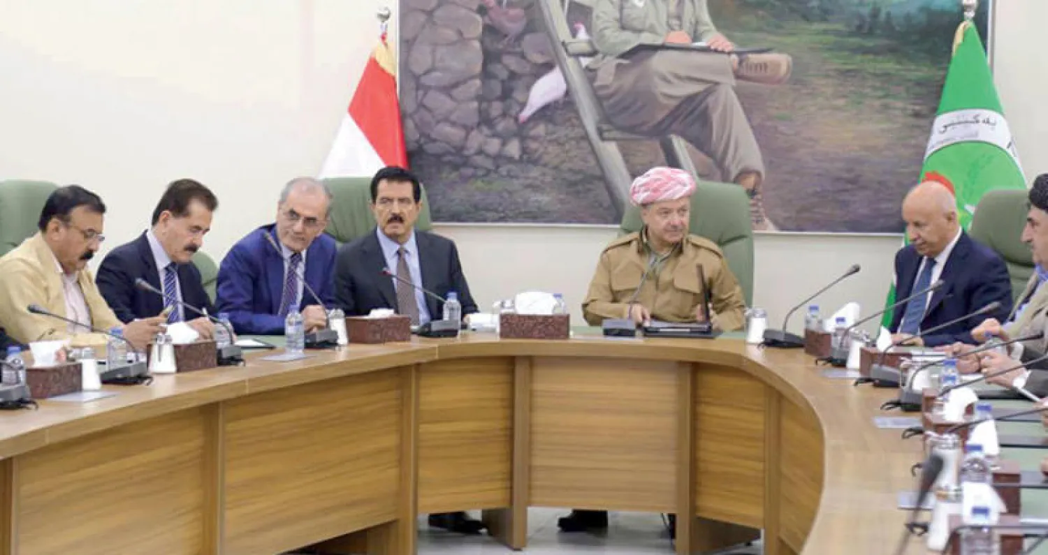 بارزاني أثناء الاجتماع في كركوك أمس بحضور محافظها نجم الدين كريم وممثلين للأحزاب الكردية (أ.ف.ب)