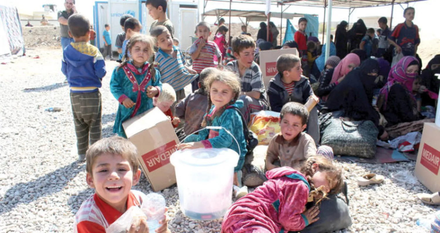 نازحون فروا من مدينة الحويجة إثر تقدم القوات العراقية لطرد {داعش} أمس (إ.ب.أ)