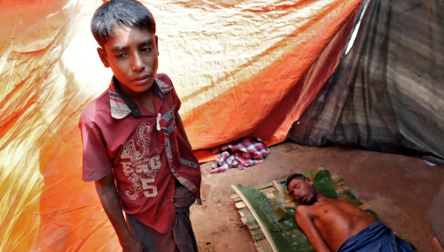 معاناة مسلمي «الروهينغا» الفارين من ميانمار أثناء توزيع المساعدات الغذائية في مخيم بازار كوكس (روييتر)