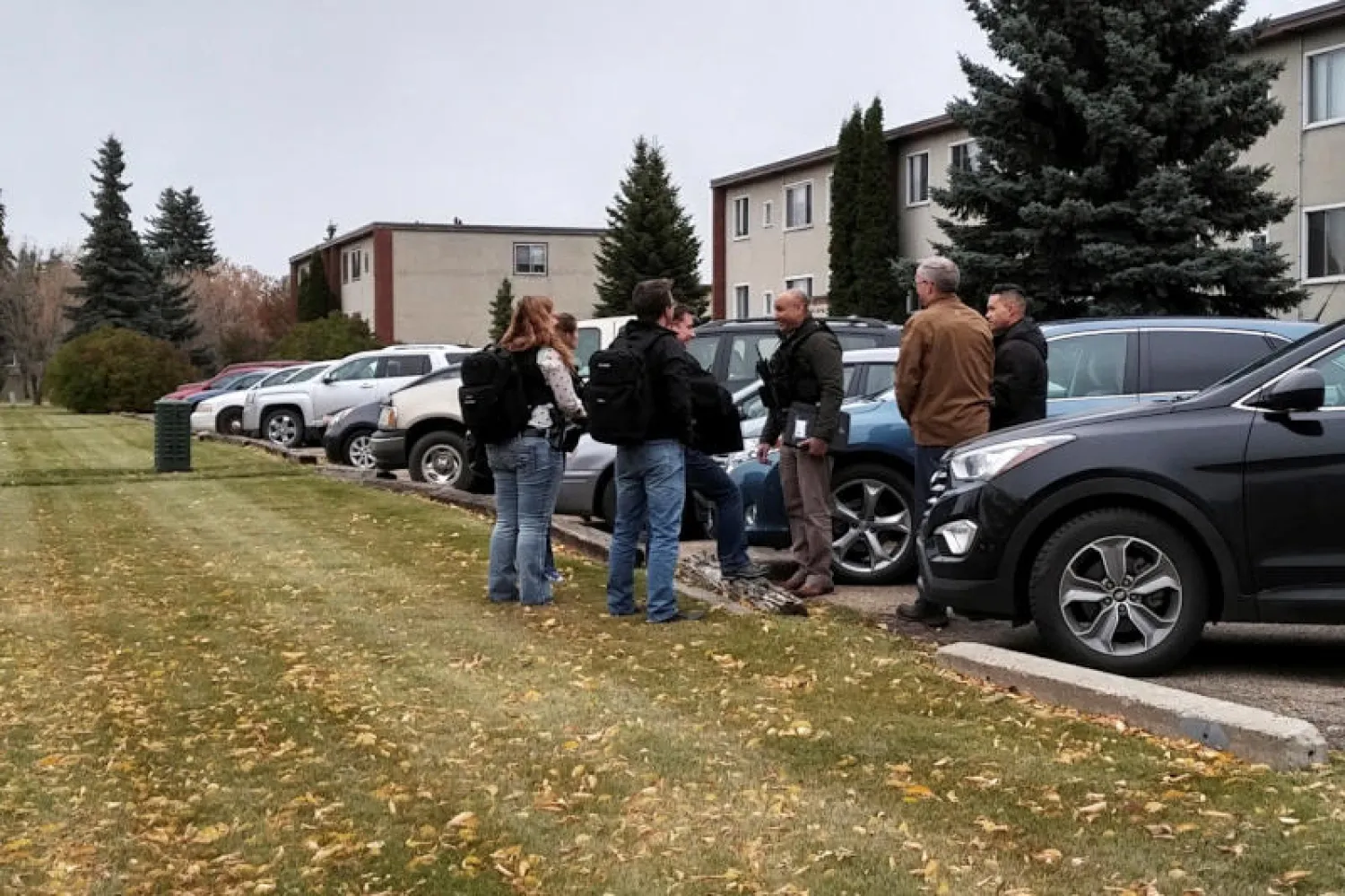 عناصر من الشرطة الكندية خارج مبنى سكني بالقرب من وسط مدينة إدمونتون (أ.ف.ب)