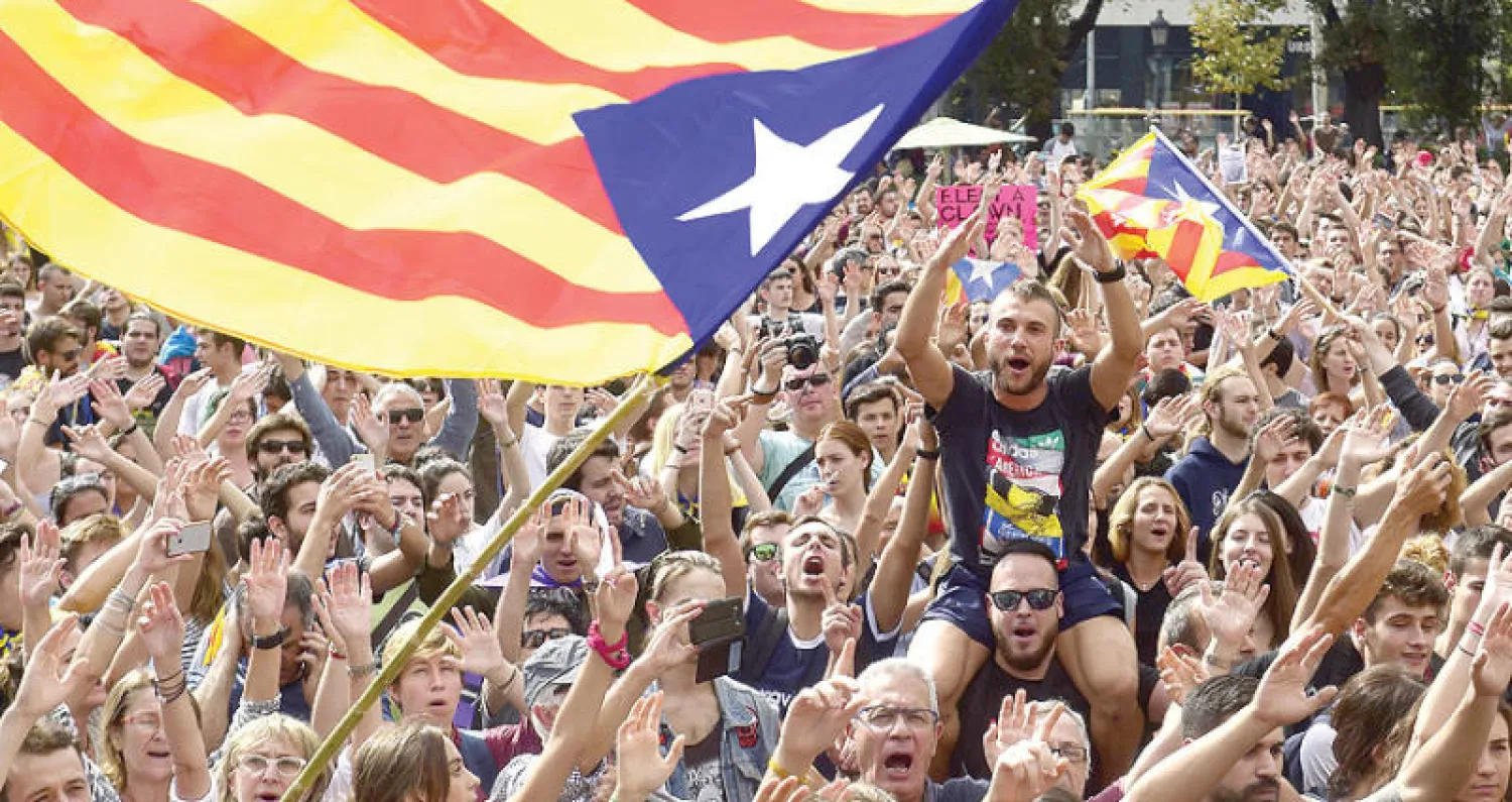 جانب من مظاهرة داعمة للاستقلال في برشلونة أمس (أ.ف.ب)