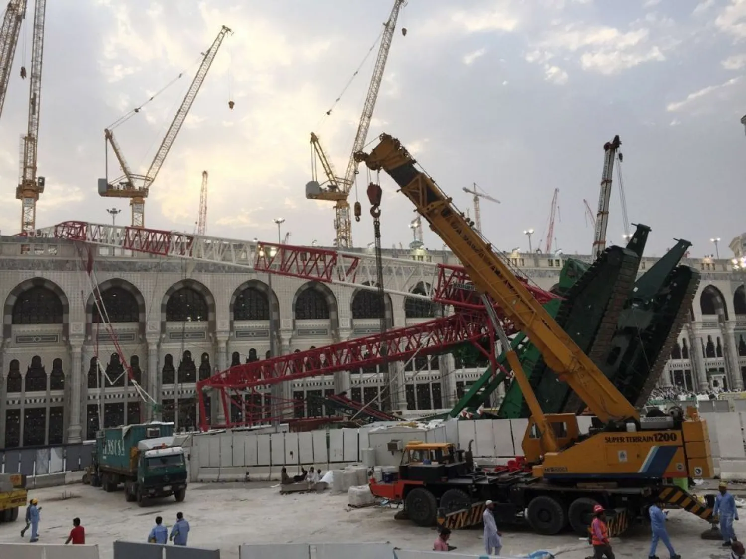 Toppled crane in Makkah Grand Mosque. AFP, Getty Images