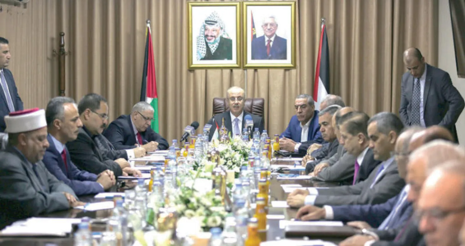 الحمد الله خلال ترؤسه أمس اجتماع حكومة التوافق الوطني الأول في غزة منذ عام 2014 (رويترز)