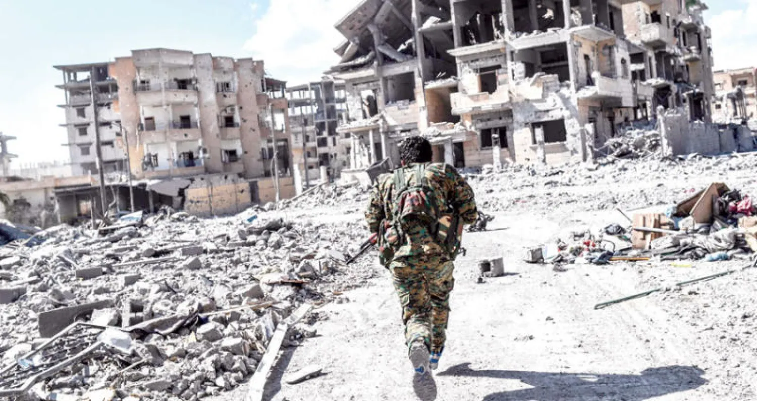 عنصر من «قوات سوريا الديمقراطية» خلال مواجهات ضد «داعش» في مدينة الرقة مطلع هذا الشهر. (أ. ف. ب)