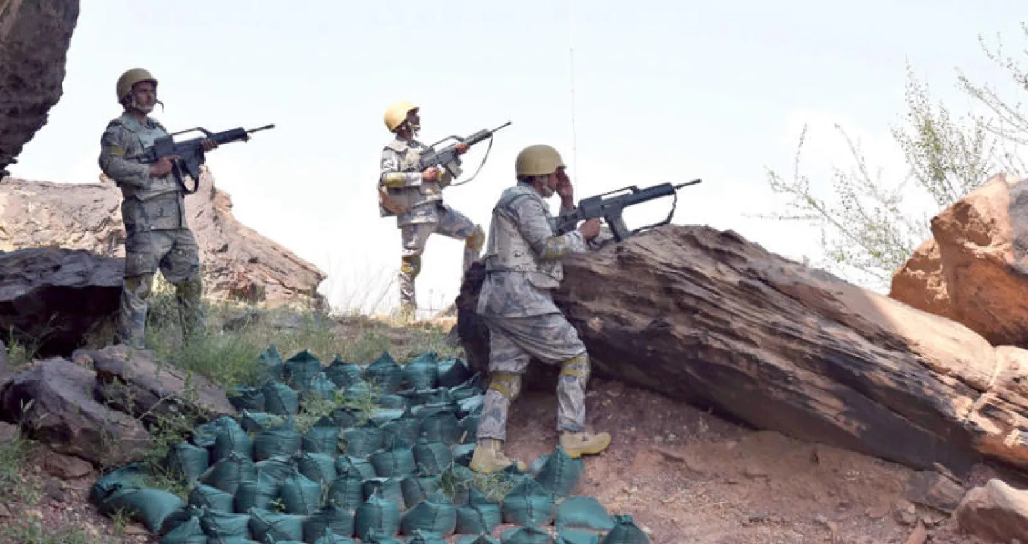 عسكريان سعوديان في معبر الطوال الحدودي مع اليمن أمس (أ.ف.ب)