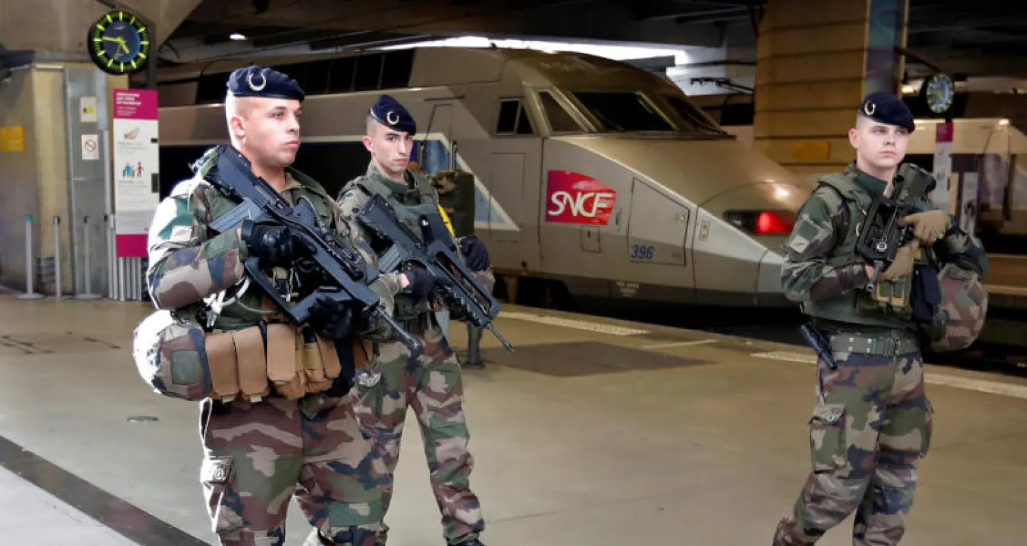 عناصر من الجيش الفرنسي في محطة مترو بباريس (رويترز)