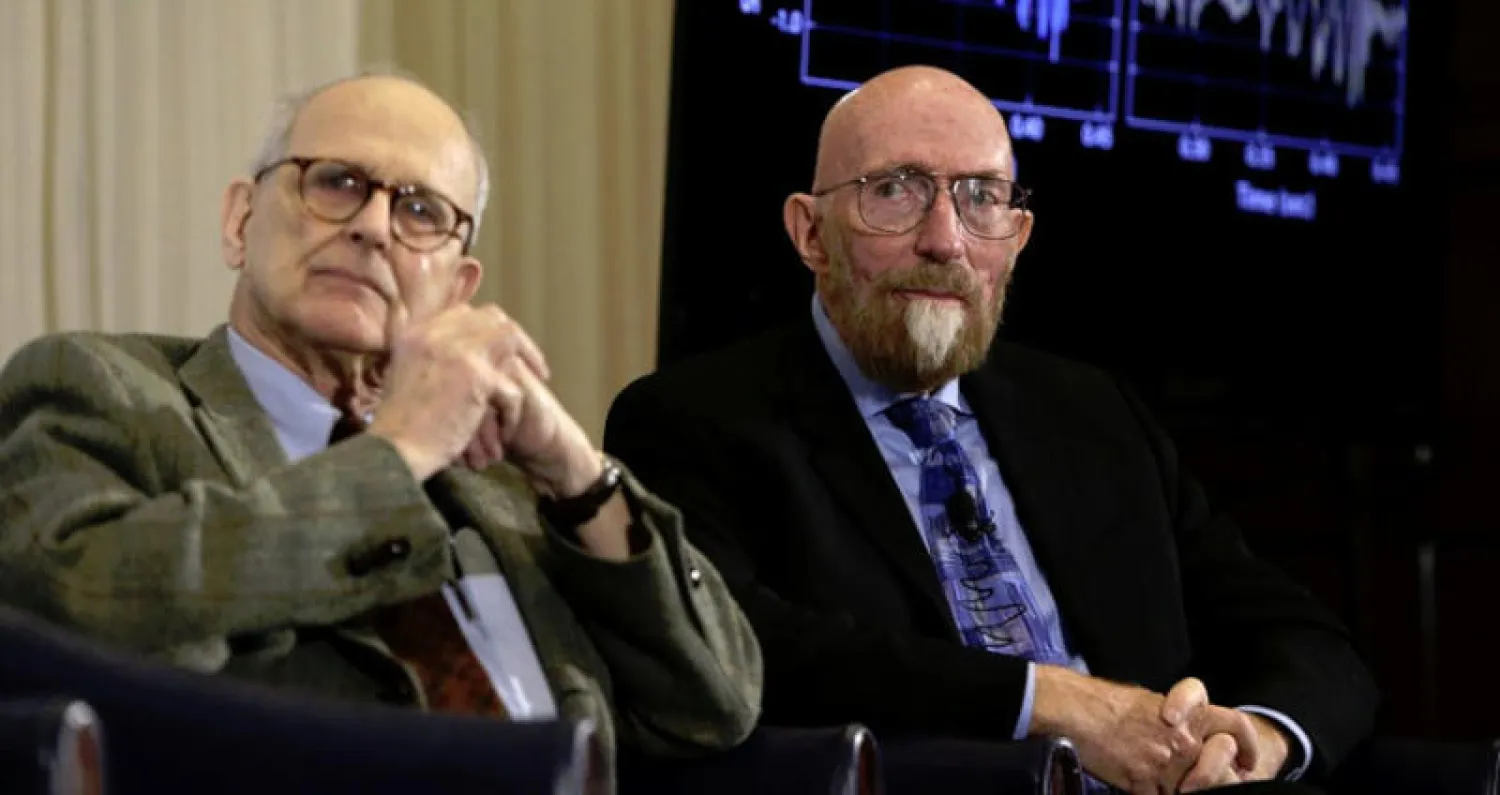 العالمان كيب ثورن (يمين) و رينير وايس خلال مؤتمر صحفي. («الشرق الأوسط»)