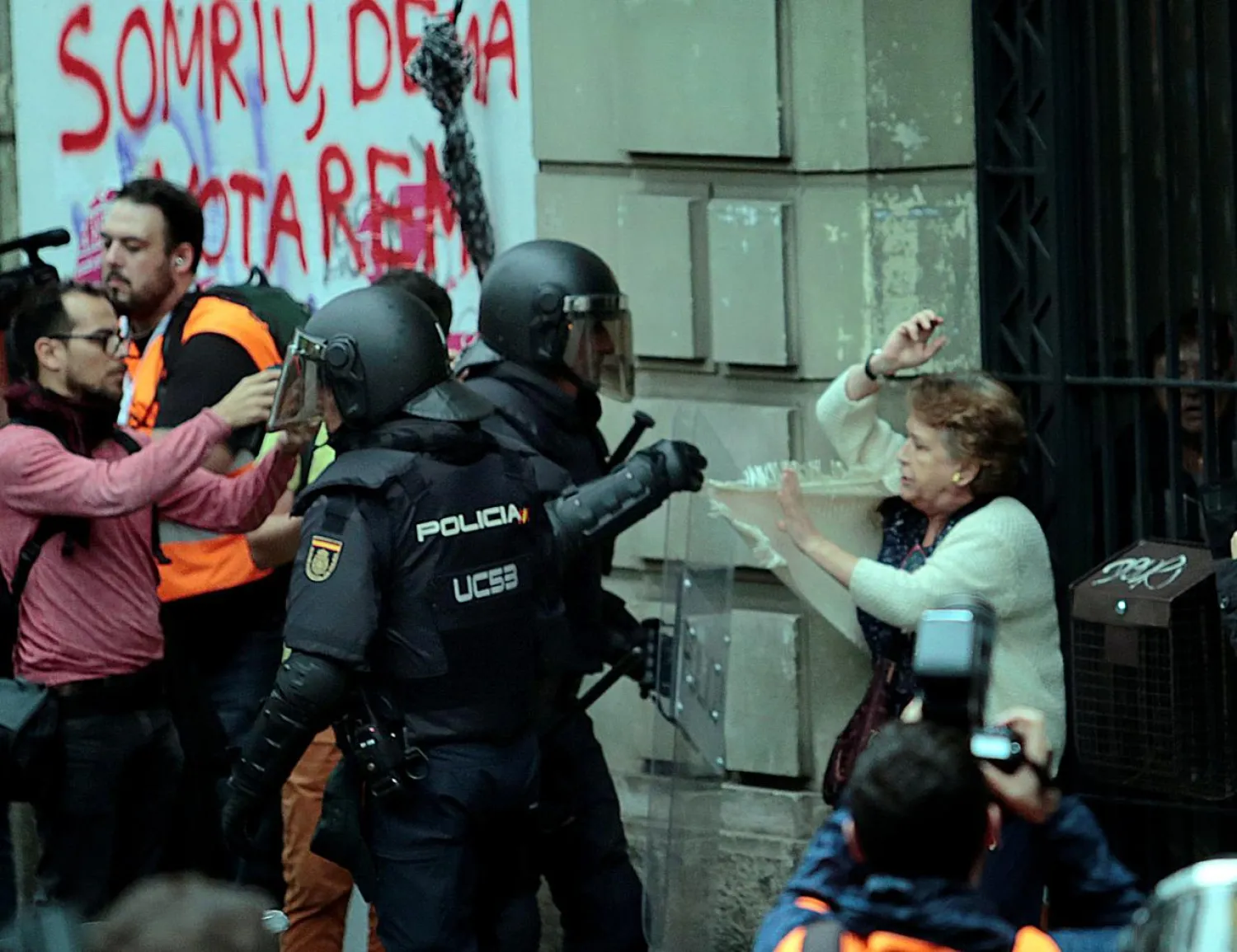 A woman is grabbed by riot police near a polling station for the banned independence referendum in Barcelona. REUTERS/Enrique Calvo