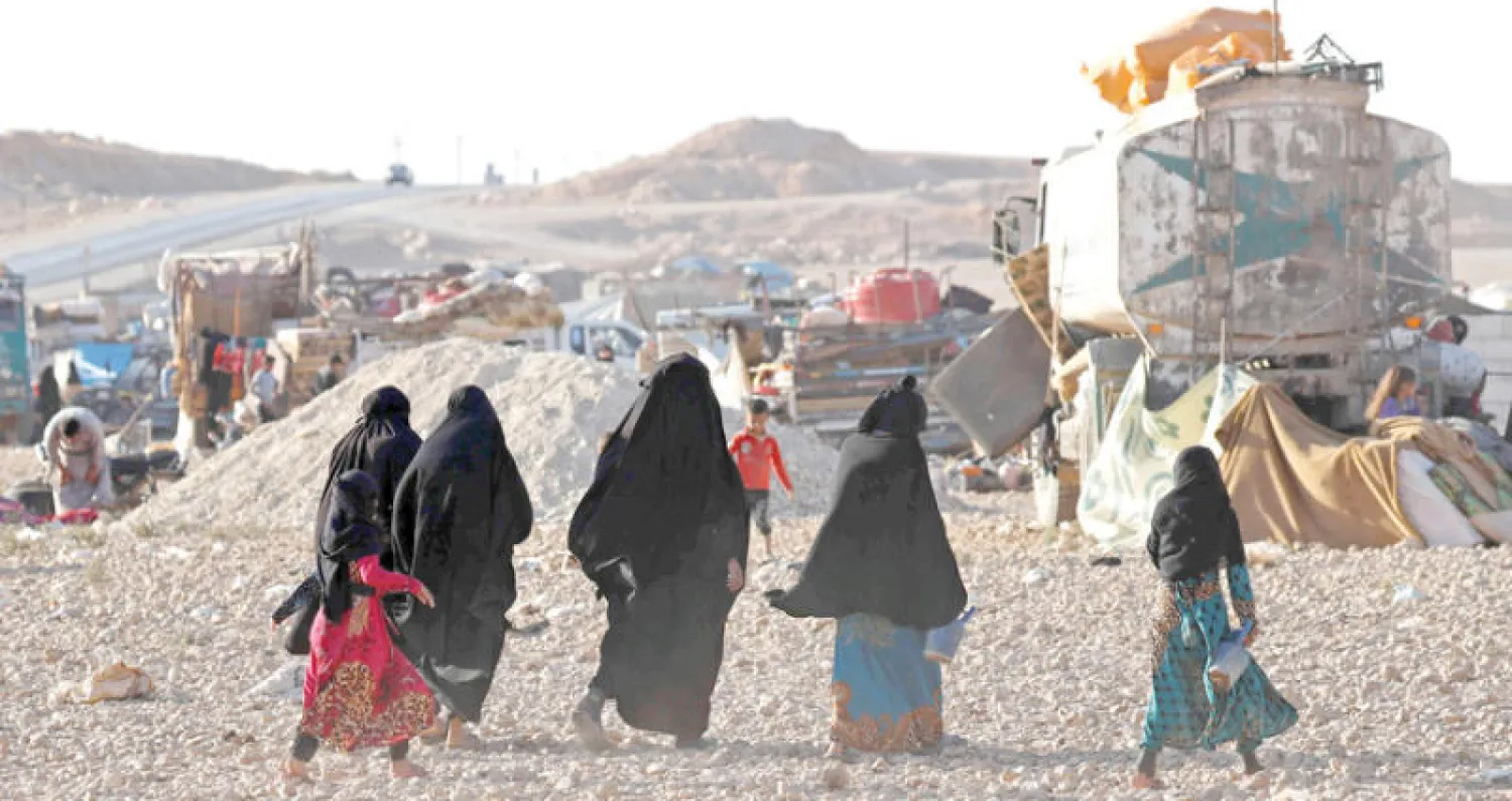 نازحون من المعارك بين «قوات سوريا الديمقراطية» وتنظيم {داعش} في منطقة عين عيسى قرب الرقة (رويترز)