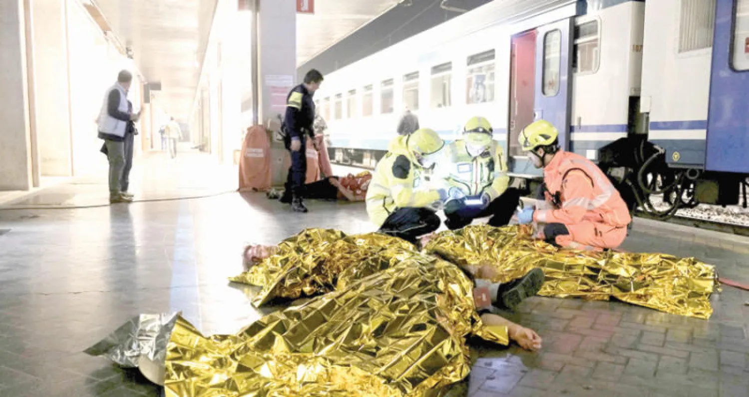 جانب من تدريبات لمكافحة الإرهاب في محطة قطار بمدينة البندقية أمس (رويترز)