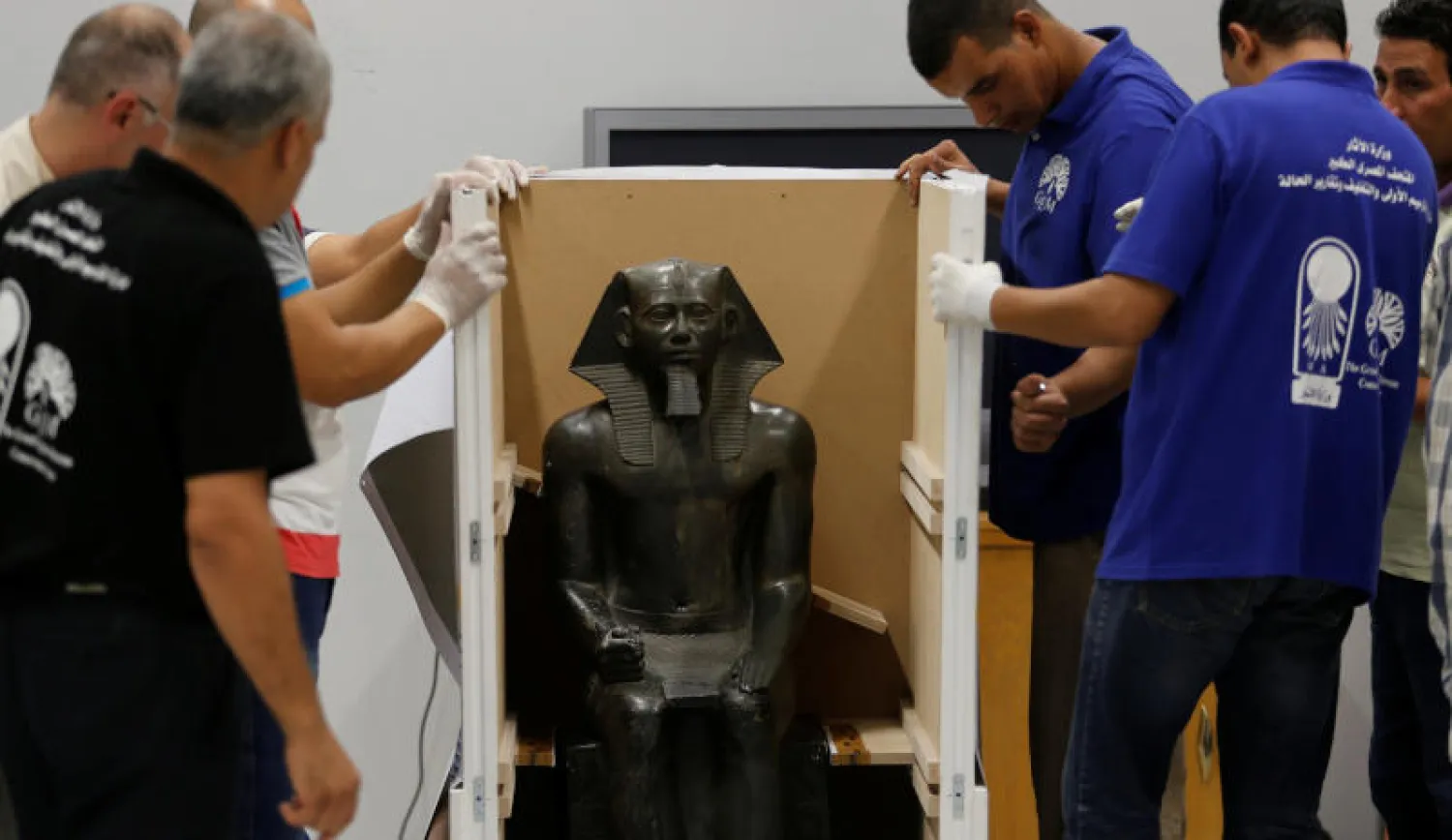 أثريون يزيلون تمثال الملك خفري عند وصوله الى المختبر للترميم - أرشيف (رويترز)