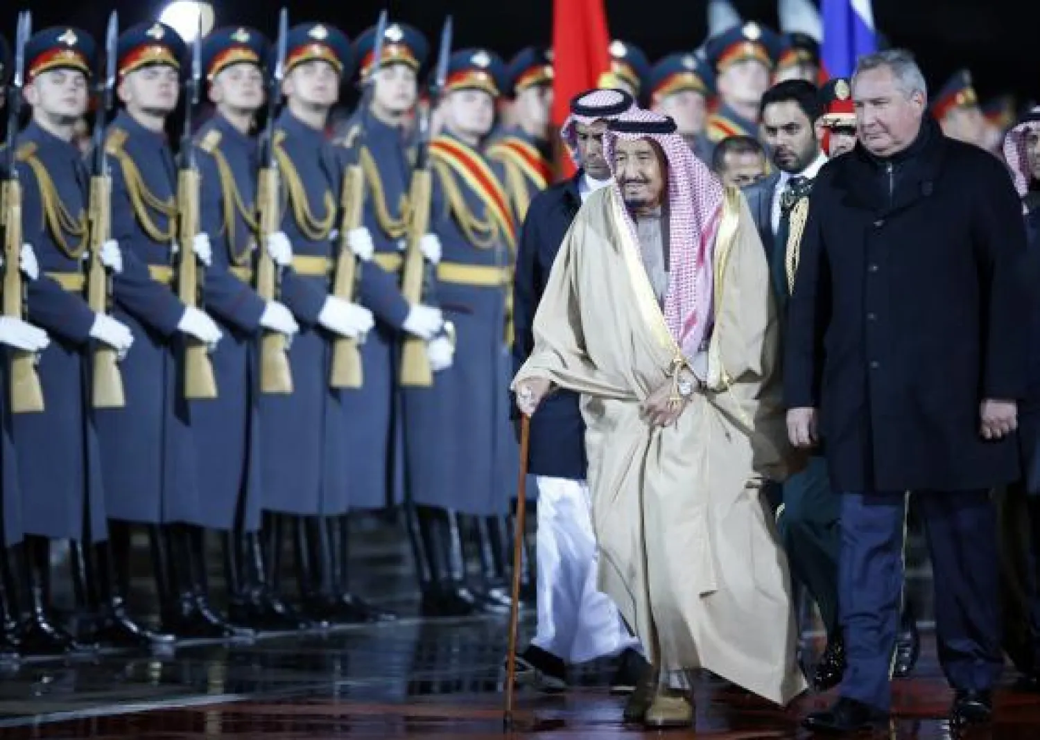 خادم الحرمين يصل إلى موسكو في زيارة رسمية