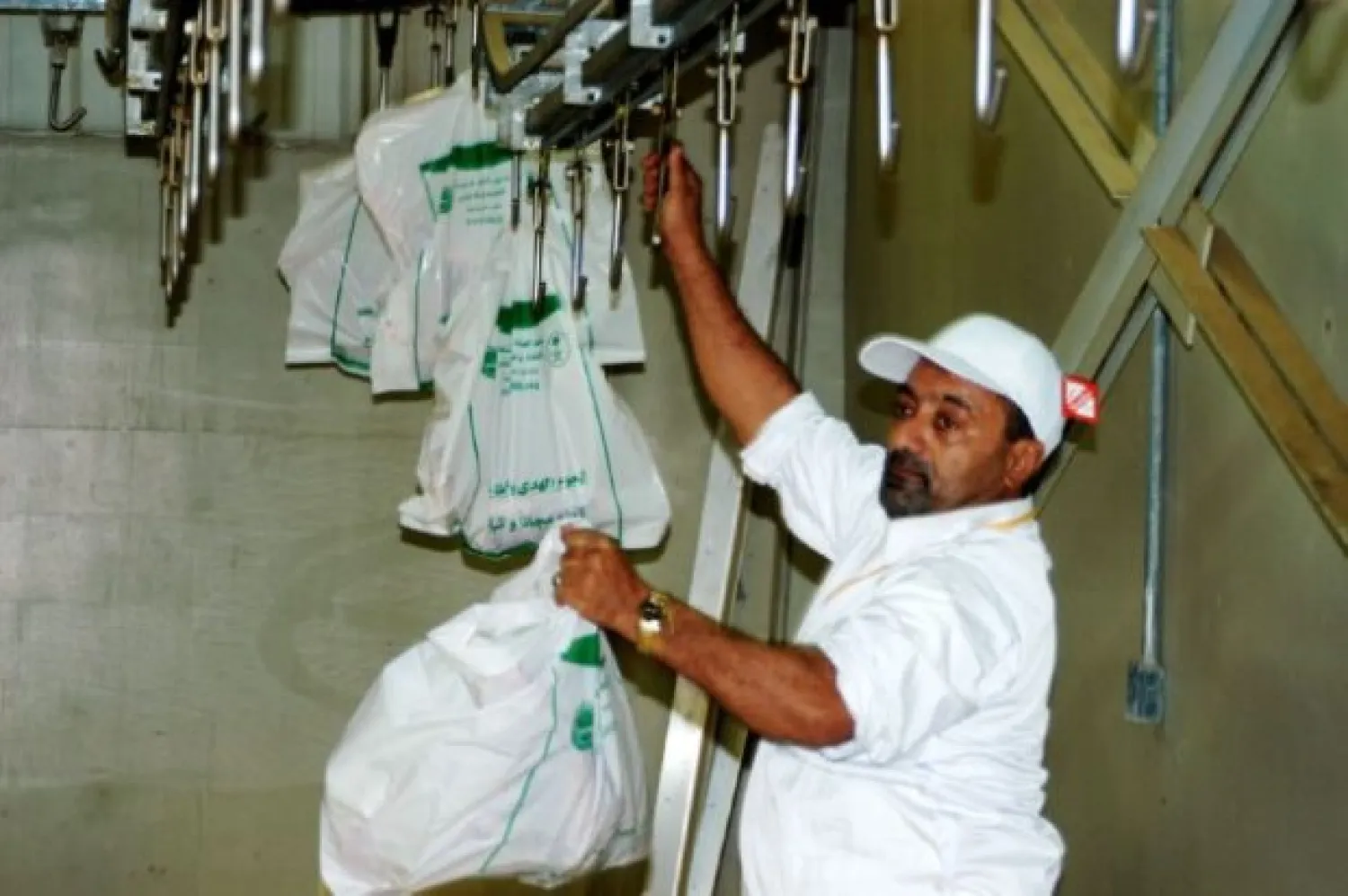 Member of the Saudi Project for Utilization of Hajj Meat helps with allocating Adahi meat, The Saudi Project for Utilization of Hajj Meat official website