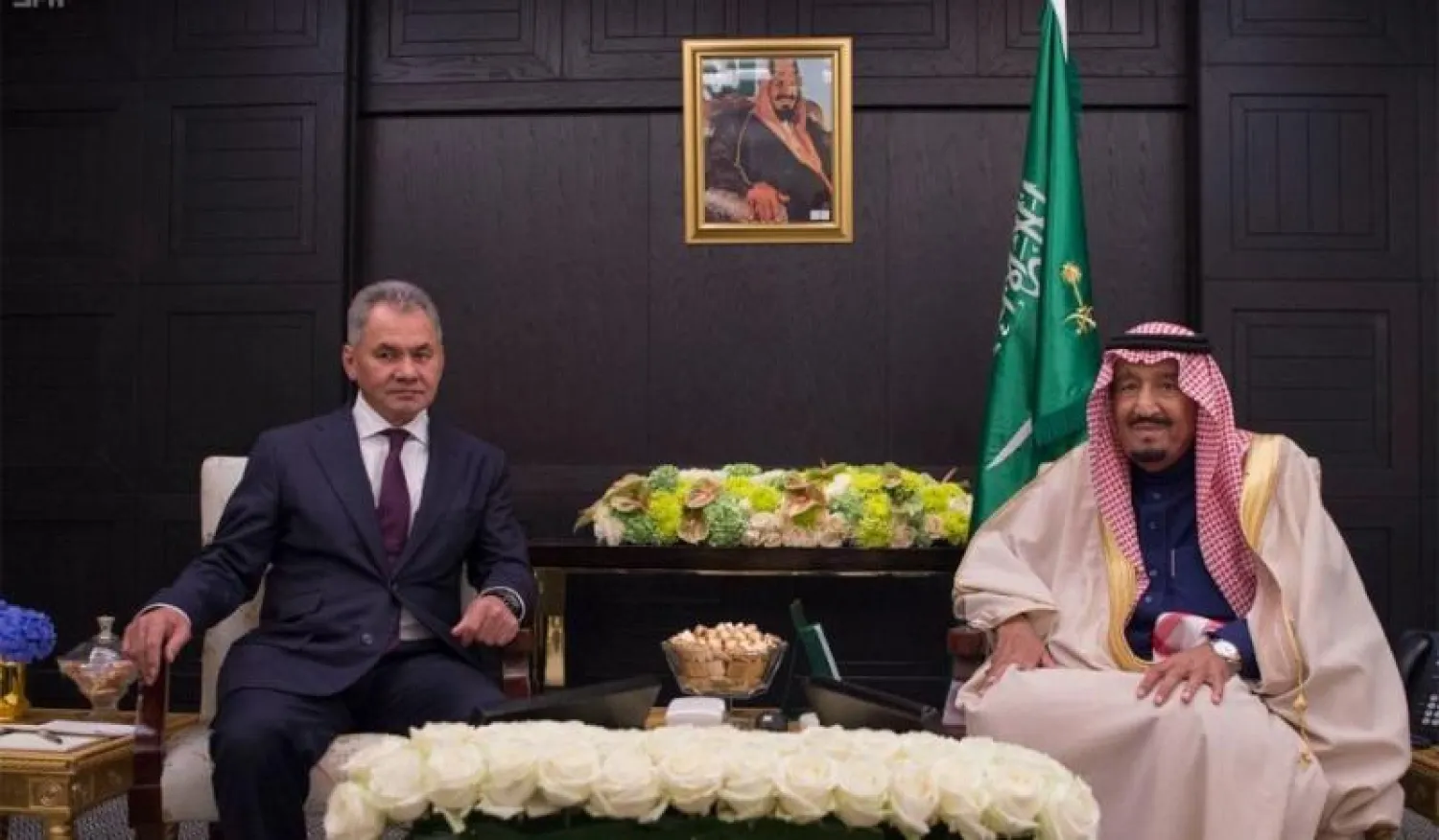 خادم الحرمين الشريفين يستقبل وزير الدفاع الروسي بمقر إقامته في موسكو (واس)