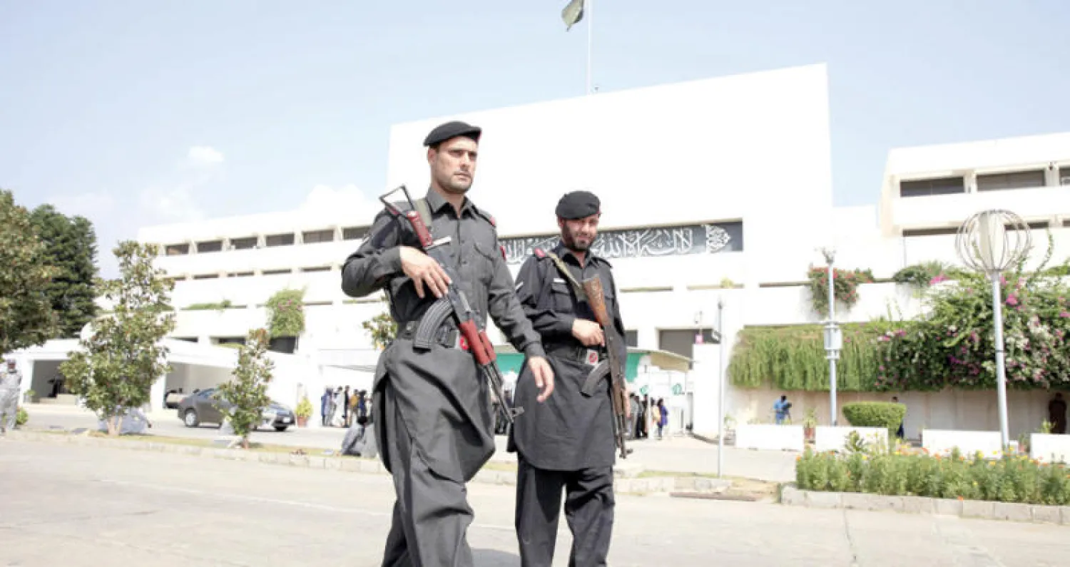 رجلا شرطة في نوبة حراسة أمام البرلمان الباكستاني في العاصمة إسلام آباد أمس (رويترز)