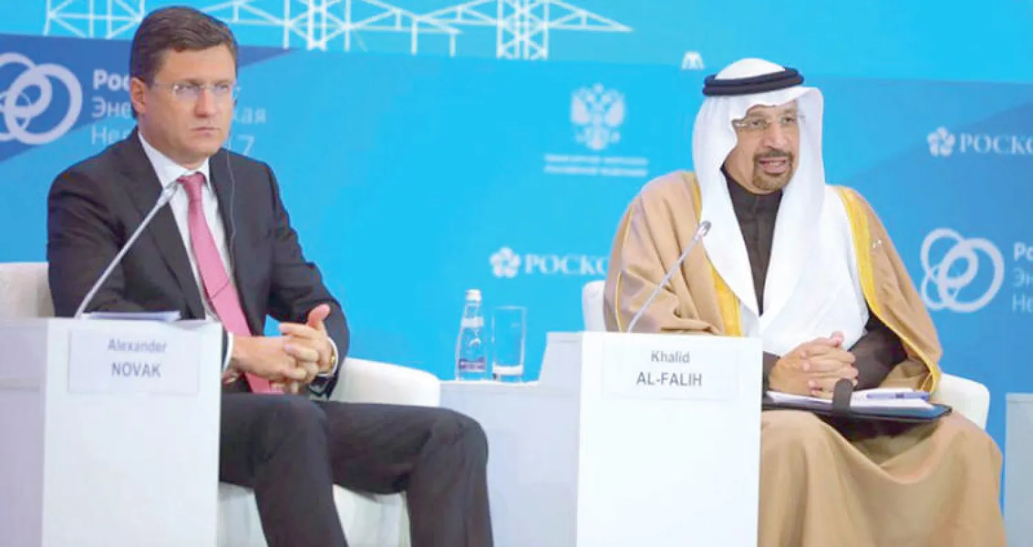 وزير النفط السعودي خالد الفالح ونظيره الروسي ألكسندر نوفاك خلال جلسة بمنتدى للطاقة في موسكو أمس