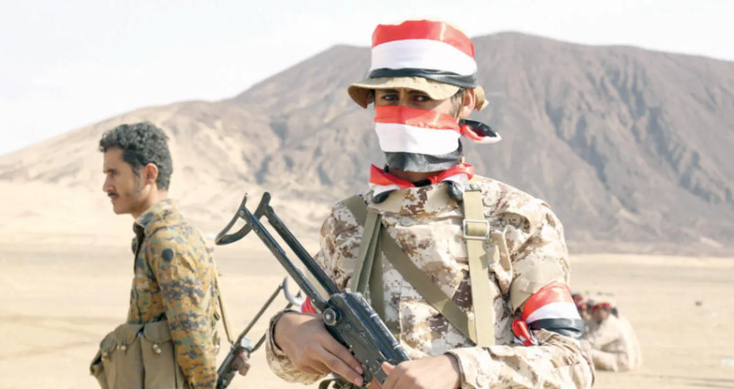 جندي يمني تابع للجيش الوطني بسلاحه في محافظة مأرب (إ.ب.أ)