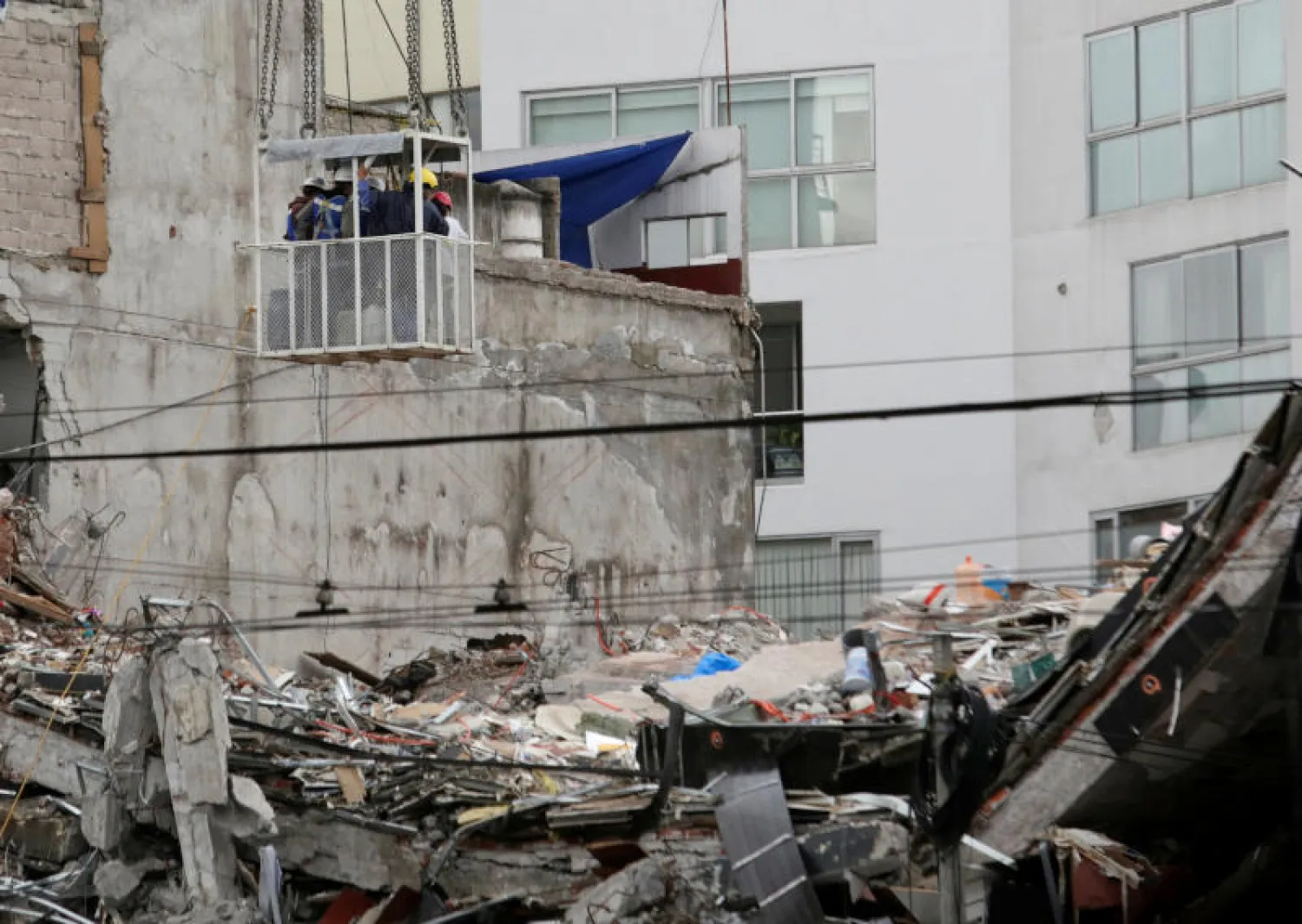 فرق الإنقاذ انتشلت من تحت أنقاض مبنى في مكسيكو الجثة الأخيرة بعد الزلزال الذي ضرب العاصمة (رويترز)